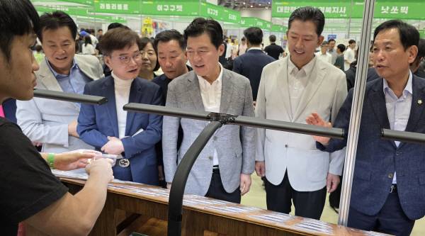 박교상 구미시의회의장(오른쪽 첫번째부터), 김장호 구미시장, 구자근 국회의원 등 관계자들이 2025 대한민국 펫캉스 이색동물 체험존을 둘러보고 있다. 구미시