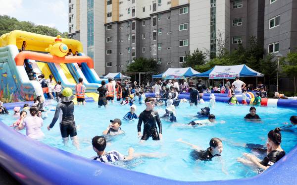 26일 칠곡군 왜관읍의 태왕아너스 센텀 아파트 단지에 주민들이 힘을 모아 10m 길이의 수영장 두 개를 설치했다. 사진은 아이들이 시원하게 물놀이를 즐기는 모습.