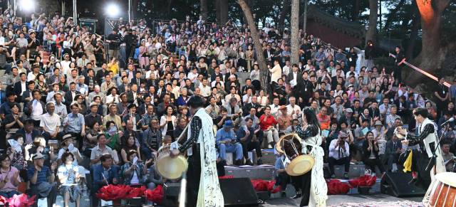 25일 거창국제연극제 개막식 식전공연인 사맛디의 타악기공연이 펼쳐지고 있다. /거창군/
