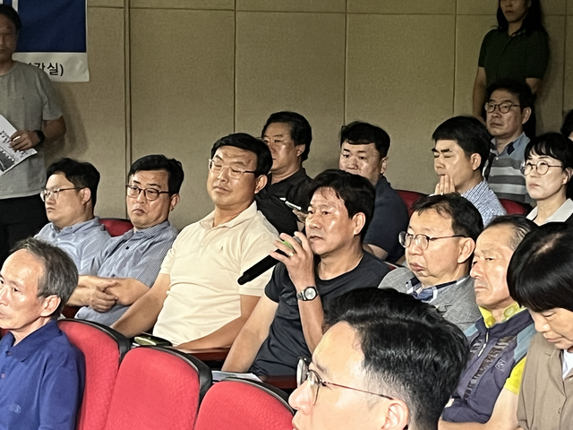주민설명회에 참석한 주민들이 국가철도공단 관계자에게 질문을 하고 있다. 김정원 기자