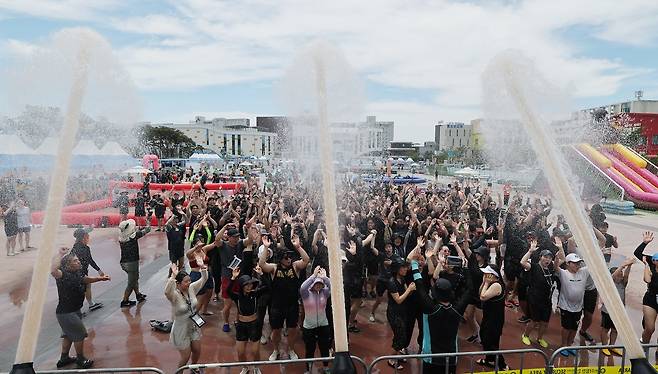 26일 충남 보령 대천해수욕장 머드엑스포광장에서 열린 제28회 보령머드축제를 찾은 외국인 관광객들이 축제를 즐기고 있다.(사진/뉴스1)