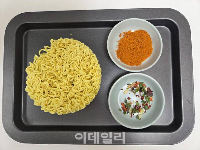 맛나면의 구성. 분말스프와 건더기스프, 면발로 구성돼 있다. 건고추, 청경채, 표고, 파, 당근 등 5가지 건더기가 포함됐다. (사진=한전진 기자)