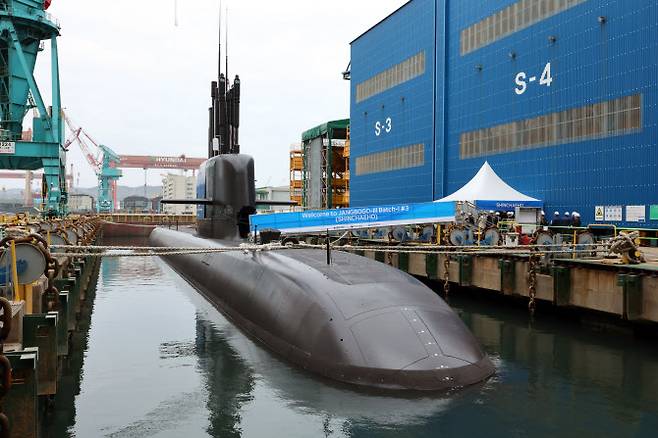 지난 해 4월 HD현대중공업 울산조선소에서 열린 3000톤급 잠수함 3번함 ‘신채호함’ 인도·인수식에서 신채호함이 특수선사업부 내 십 리프트(ship lift)에 정박해 있다. HD현대중공업은 3000톤급 잠수함 건조 사업에서 총 6척 중 1척 만 수주했다. (사진=연합뉴스)