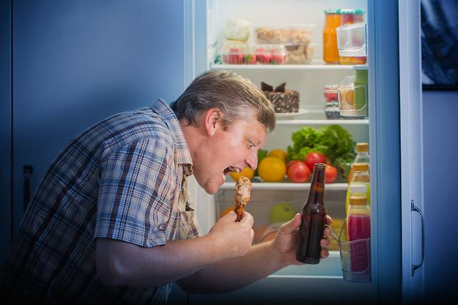 밤늦게 먹는 술과 음식은 위장을 자극해 수면의 질을 떨어뜨릴 수 있다. [사진=게티이미지뱅크]