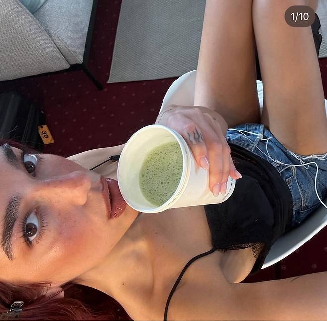 말차 음료를 들고 인증샷을 촬영하는 두아리파.(두아리파 인스타그램 갈무리)