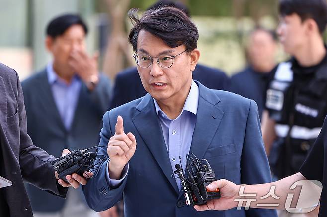 공천 개입 의혹을 받는 윤상현 국민의힘 의원이 27일 서울 종로구에 마련된 김건희 특검팀(특별검사 민중기) 사무실로 조사를 받기 위해 출석하고 있다. 2025.7.27/뉴스1 ⓒ News1 김도우 기자