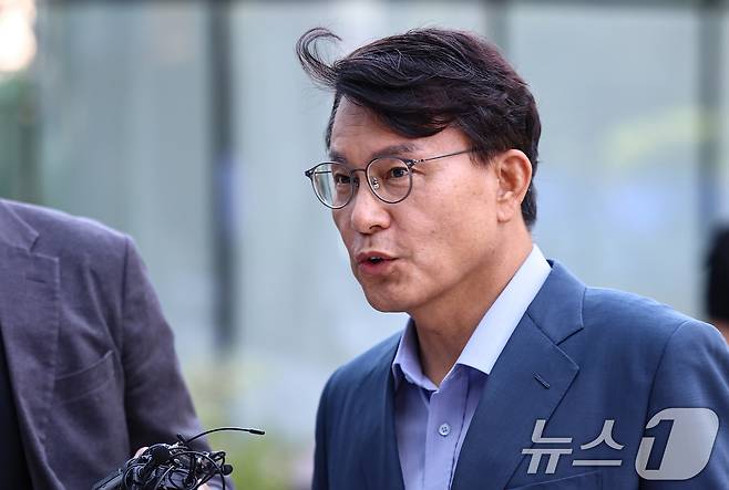 공천 개입 의혹을 받는 윤상현 국민의힘 의원이 27일 서울 종로구에 마련된 김건희 특검팀(특별검사 민중기) 사무실로 조사를 받기 위해 출석하고 있다. 2025.7.27/뉴스1 ⓒ News1 김도우 기자