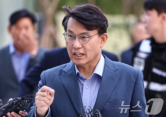 공천 개입 의혹을 받는 윤상현 국민의힘 의원이 27일 서울 종로구에 마련된 김건희 특검팀(특별검사 민중기) 사무실로 조사를 받기 위해 출석하고 있다. 2025.7.27/뉴스1 ⓒ News1 김도우 기자