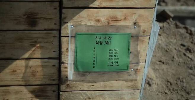주북 러시아대사관은 27일 사회관계망서비스(SNS)를 통해 고려인 5세 출신의 러시아 언론인 마리나 김이 쿠르스크 지역의 북한군 부대를 방문해 촬영한 영상이 기록영화로 제작된다고 소개했다. (주북러시아대사관 SNS 갈무리)