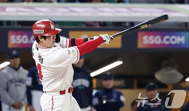 13일 인천SSG 랜더스필드에서 열린 '2025 신한 SOL뱅크 KBO리그' NC 다이노스와 SSG 랜더스의 경기, SSG 최정이 6회말 2사 1루 동점 2점 홈런을 터뜨리며 개인 통산 500홈런을 기록하고 있다. 2025.5.13/뉴스1 ⓒ News1 김성진 기자