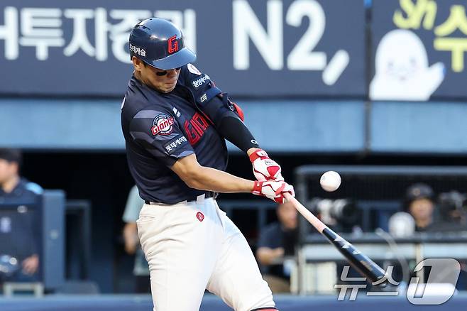 20일 오후 서울 송파구 잠실야구장에서 열린 프로야구 '2025 신한 SOL뱅크 KBO 리그' 롯데 자이언츠와 LG트윈스의 경기에서 6회초 롯데 공격 선두타자 전준우가 안타를 치고 있다. 2025.7.20/뉴스1 ⓒ News1 이승배 기자