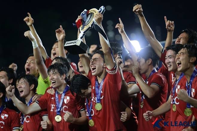 우승 세리머니에서 기뻐하는 부산 선수들. 제공 | 한국프로축구연맹