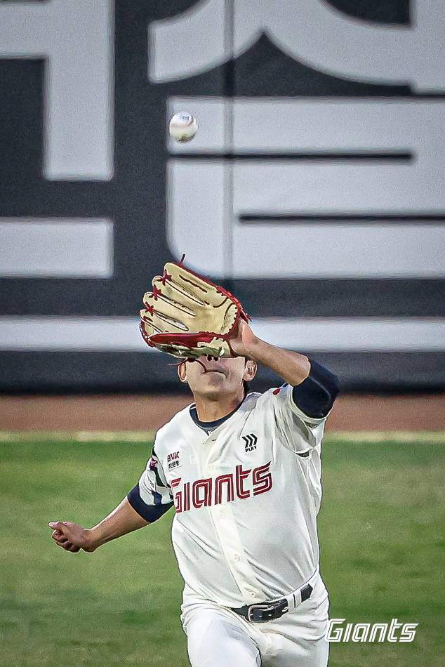 황성빈이 뜬공을 잡고 있다. 사진 | 롯데 자이언츠
