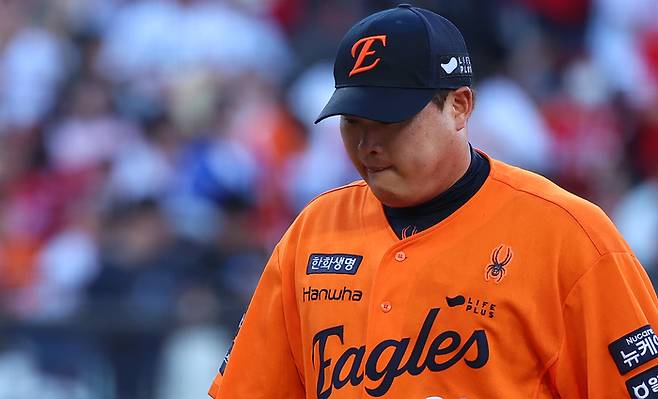 한화 류현진이 26일 대전 한화생명 볼파크에서 열린 2025 KBO리그 정규시즌 SSG전에 1회 5실점을 한 후 아쉬운 표정을 지으며 더그아웃으로 들어가고 있다. 사진 | 연합뉴스