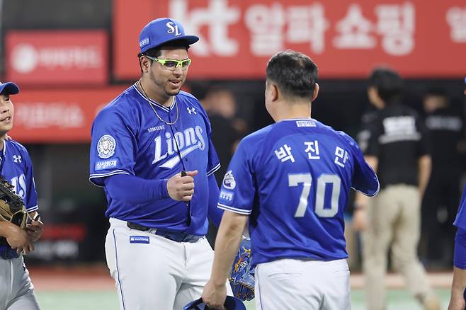 삼성 후라도가 26일 수원 케이티위즈파크에서 열린 2025 KBO리그 KT전에서 완봉승을 거둔 뒤 박진만 감독과 인사하고 있다. 사진 | 연합뉴스