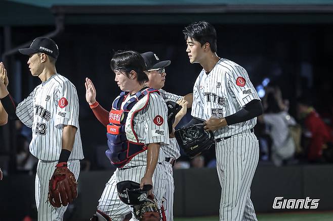 윤성빈이 김태형 감독과 하이파이브를 하고 있다. 사진 | 롯데 자이언츠