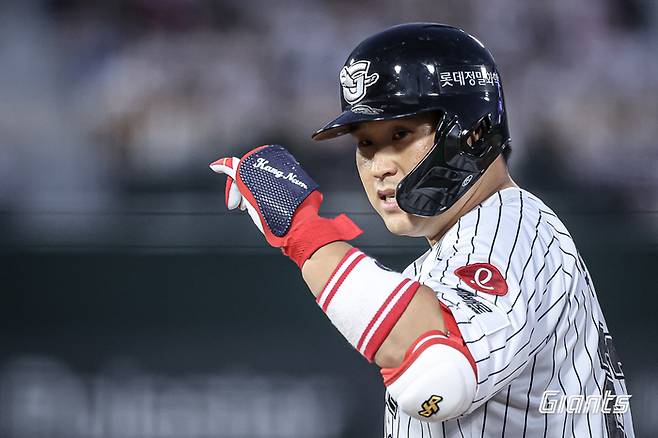 유강남이 적시타를 친 뒤 세리머니를 펼치고 있다. 사진 | 롯데 자이언츠