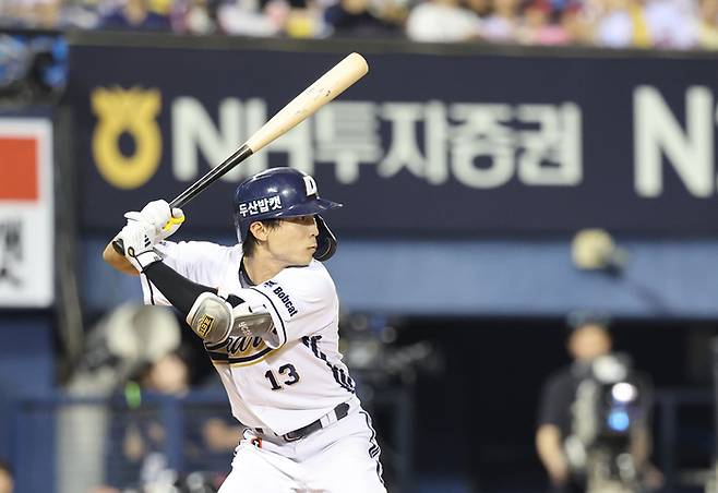 두산 이유찬이 27일 서울 잠실구장에서 열린 2025 KBO리그 LG전에서 1타점 적시타를 치고 있다. 사진 | 연합뉴스