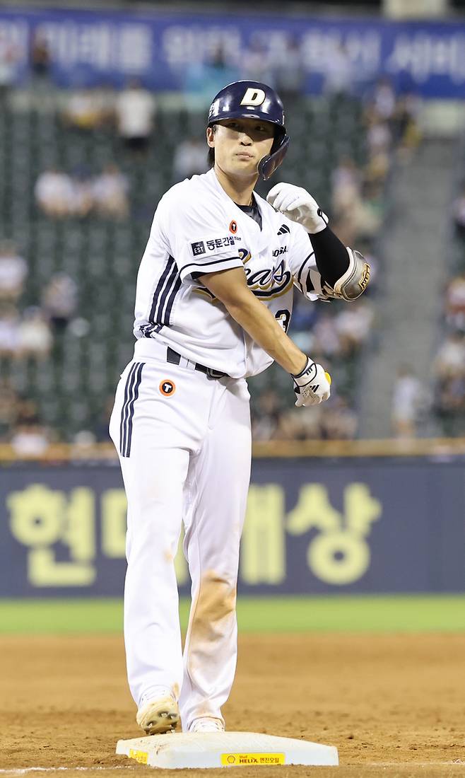 두산 이유찬이 27일 서울 잠실구장에서 열린 2025 KBO리그 LG전에서  1타점 적시타를 친 뒤 기뻐하고 있다. 사진 | 연합뉴스