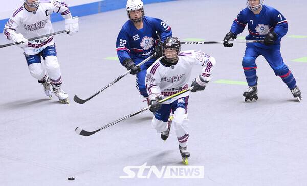 27일 충북 제천 세명대학교 세명체육관에서 치러진 '제20회 아시아 롤러스케이팅 선수권대회' 인라인하키 경기에서 한국이 대만과 맞붙고 있다. /사진(제천)=강명호 기자