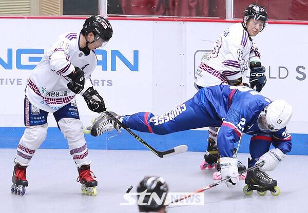 27일 충북 제천 세명대학교 세명체육관에서 치러진 '제20회 아시아 롤러스케이팅 선수권대회' 인라인하키 경기에서 한국이 대만과 맞붙고 있다. /사진(제천)=강명호 기자