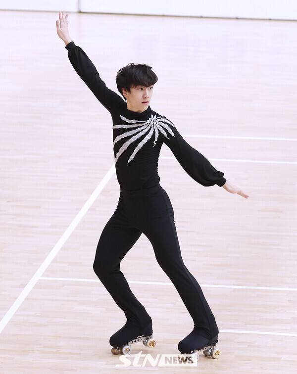 27일 제천체육관에서 치러진 '제20회 아시아 롤러스케이팅 선수권대회' 아티스틱 남자 시니어 프리 쇼트 프로그램에서 박정민(경기 아티하모)이 연기를 펼치고 있다. /사진(제천)=강명호 기자