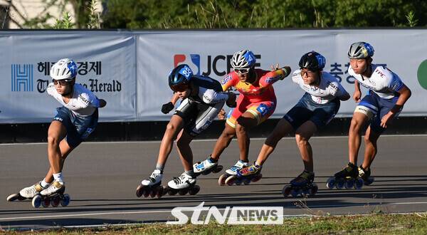 27일 제천롤러스포츠경기장에서 치러진 '제20회 아시아 롤러스케이팅 선수권대회' 스피드 로드 10,000m 포인트 결선에서 유건(충북한국호텔관광고, 가장 왼쪽)이 질주 중이다. /사진(제천)=김종원 기자