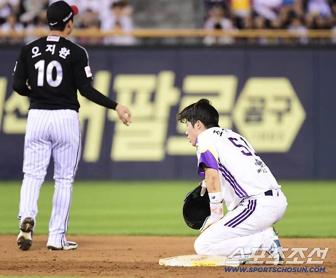 한참동안 일어나지 못하고 있는 조수행.