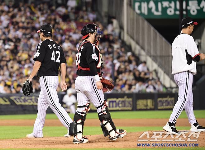 조수행에게 도루 허용 후 마운드를 내려가는 LG 김진성.