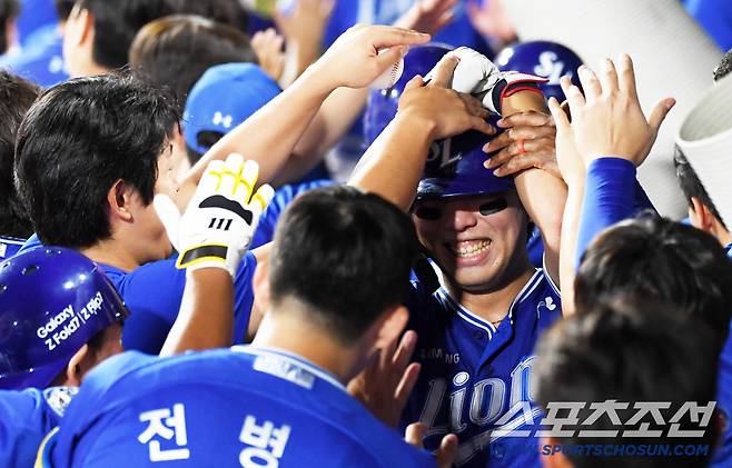 9회 승부의 쐐기를 박은 김영웅의 스리런포.