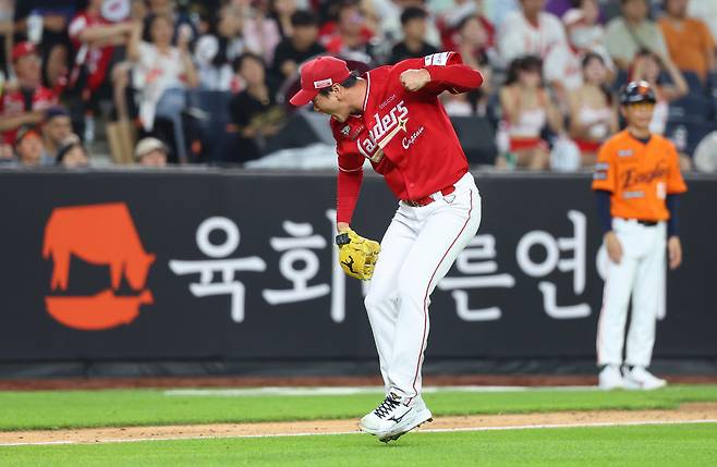26일 대전 한화생명 볼파크에서 프로야구 2025 신한 SOL 뱅크 KBO리그 SSG 랜더스와 한화 이글스 경기. 6회말 2사 3루 SSG 선발 김광현이 땅볼로 위기에서 탈출한 뒤 포효하고 있다. 연합뉴스