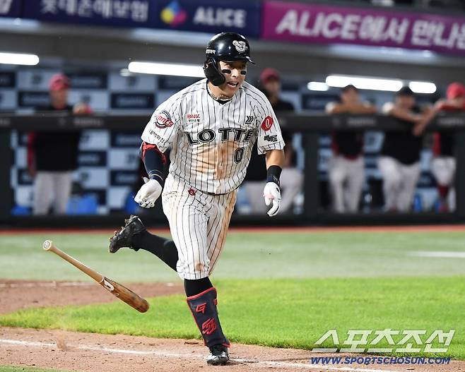 26일 부산 사직구장에서 열린 KIA와 롯데의 경기. 선두타자 황성빈이 4타수 2안타 1볼넷 2득점의 맹활약을 펼쳤다. 황성빈이 1루로 달려나가고 있다. 부산=정재근 기자 cjg@sportschosun.com/2025.7.26/