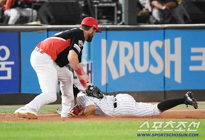 26일 부산 사직구장에서 열린 KIA와 롯데의 경기. 6회말 무사 1루 고승민의 번트 안타 때 황성빈이 3루까지 진루하는 과정에서 심판이 위즈덤의 주루방해를 선언했다. 황성빈의 왼팔이 위즈덤의 왼발에 걸리는 장면. 부산=정재근 기자 cjg@sportschosun.com/2025.7.26/