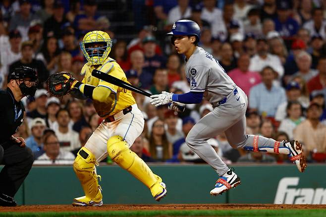 김혜성이 2회 타석에서 보스턴 선발 개럿 크로셰의 몸쪽 공을 펄쩍 뛰며 피하고 있다. AFP연합뉴스