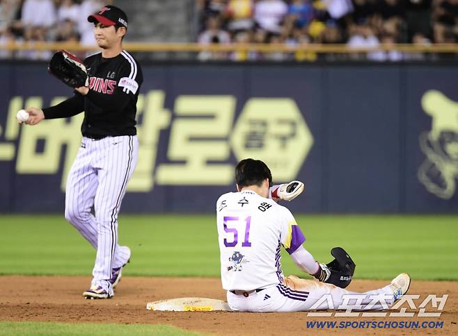 26일 잠실구장에서 열린 두산과 LG의 경기. 8회말 1사 1루. 2루 도루를 성공시킨 두산 조수행. 잠실=송정헌 기자songs@sportschosun.com/2025.07.26/