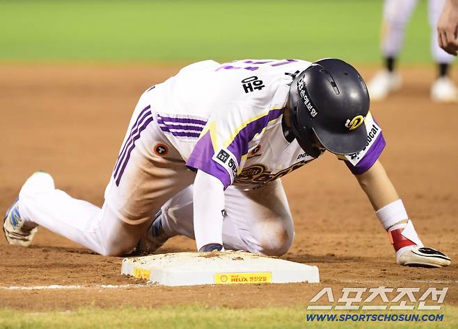 26일 잠실구장에서 열린 두산과 LG의 경기. 8회말 1사 1루. 1루 견제에 체력이 떨어진 두산 조수행. 잠실=송정헌 기자songs@sportschosun.com/2025.07.26/
