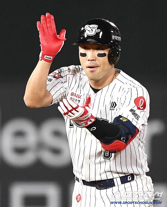 27일 부산 사직구장에서 열린 KIA와 롯데의 경기. 8회말 2사 2, 3루 전준우가 2타점 2루타를 친 후 환호하고 있다. 부산=정재근 기자 cjg@sportschosun.com/2025.7.27/