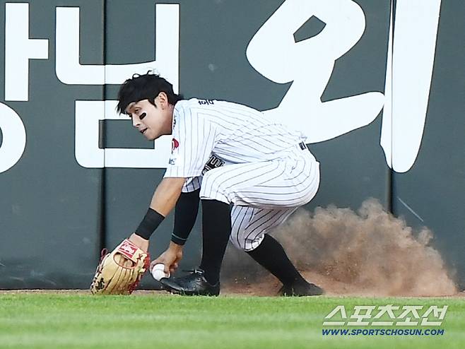 27일 부산 사직구장에서 열린 KIA와 롯데의 경기. 3회초 무사 김호령의 타구를 중견수 황성빈이 다이빙캐치로 처리하려다 뒤로 빠뜨려 3루타를 허용하고 있다. 부산=정재근 기자 cjg@sportschosun.com/2025.7.27/