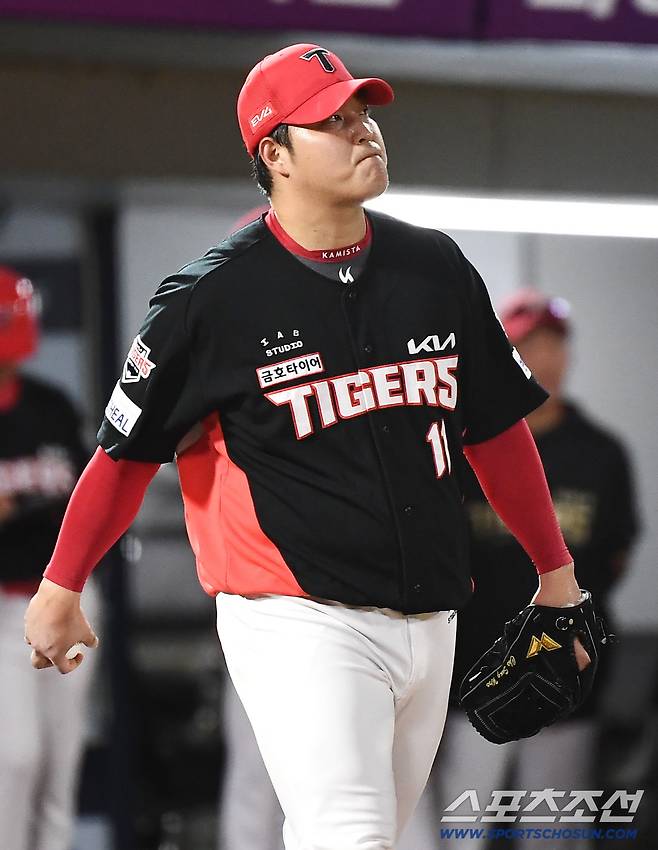 27일 부산 사직구장에서 열린 KIA와 롯데의 경기. 8회말 2사 2, 3루 전준우에게 2타점 2루타를 허용한 조상우가 아쉬워하고 있다. 부산=정재근 기자 cjg@sportschosun.com/2025.7.27/