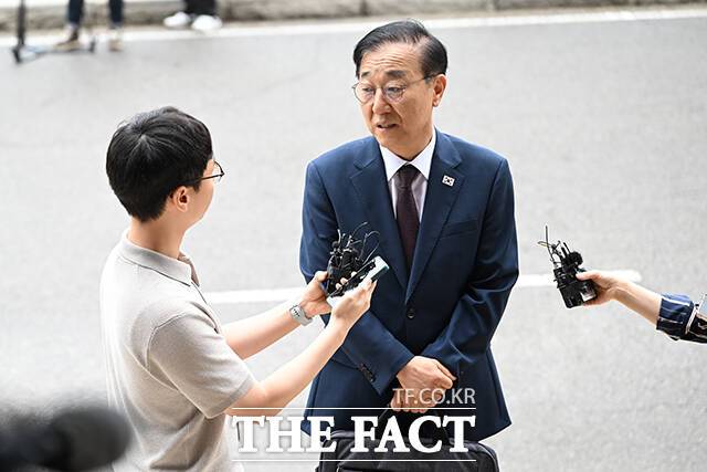 김윤덕 국토교통부 장관 후보자가 수도권 집값을 잡기 위한 토지거래허가구역(토허구역) 확대를 두고 "추가 지정 필요성에 대한 신중한 검토가 필요하다"고 밝혔다. 김윤덕 국토교통부 장관 후보자가 15일 오전 경기 과천시 정부과천청사에 마련된 인사청문회 준비 사무실로 첫 출근하며 취재진 질문에 답하고 있다. /과천=장윤석 기자