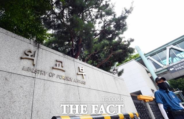외교부는 27일 태국과 캄보디아 간 무력 충돌 확산에 따라 양국 여행자제(2단계) 지역 일부를 특별여행주의보(2.5단계)로 상향한다고 밝혔다. 태국과 캄보디아는 지난 24일부터 영유권 분쟁 지역에서 무력 충돌을 지속 중이다. /임영무 기자