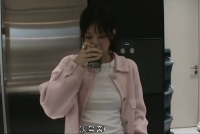 커피 대신 말차를 마신다고 소개했던 블랙핑크 멤버 제니. 제니 SNS.