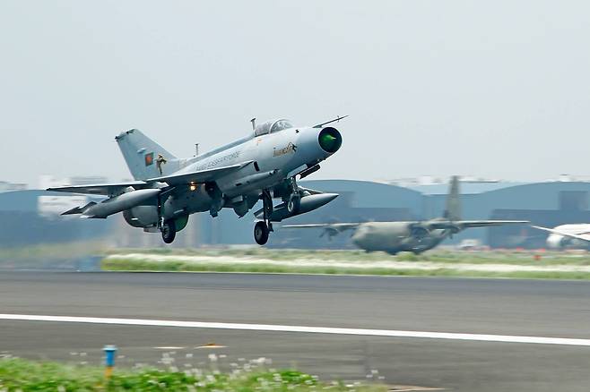추락 사고가 일어난 방글라데시 공군의 주력 전투기 F-7BGI. 2013년 중국에서 들여왔다. /방글라데시 공군 페이스북