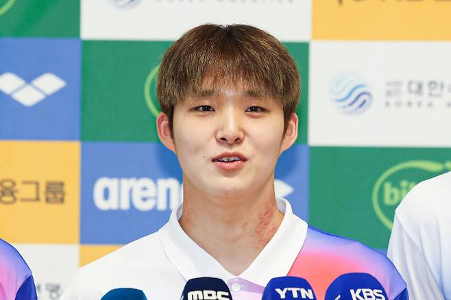 한국 수영 국가대표 김우민이 지난 24일 싱가포르 출국을 앞두고 인천국제공항에서 취재진과 인터뷰하고 있다./뉴시스