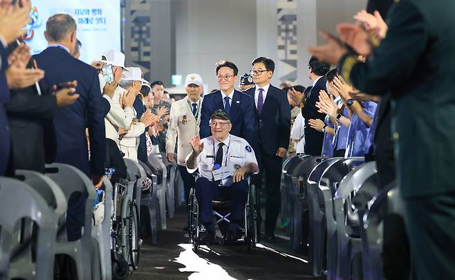 김민석 국무총리와 유엔참전용사 등이 27일 오전 경기 고양시 킨텍스 제2전시장에서 열린 2025년 유엔군 참전의 날 기념식에 입장하고 있다. 이날 행사에는 6.25참전용사, 참전국 주한 외교사절, 유엔군 관계자 등 1000여명이 참석했다. 2025.7.27 /박성원 기자