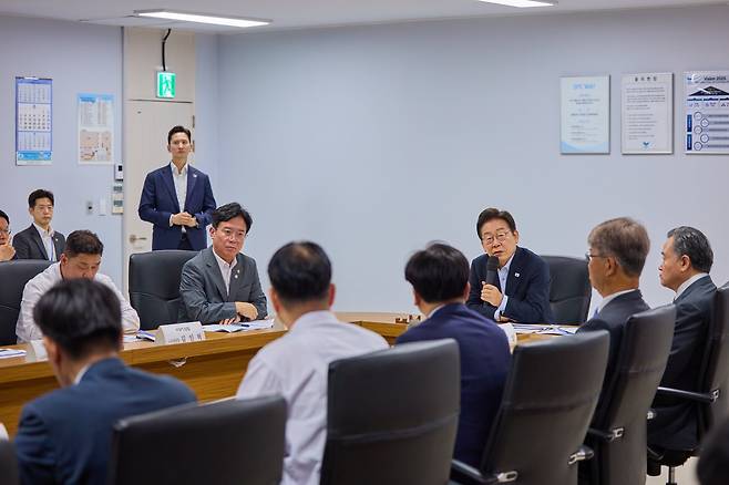 이재명 대통령이 지난 25일 경기 시흥시 SPC삼립 시화공장에서 열린 '산업재해 근절 현장 노사간담회'에서 발언을 하고 있다./뉴스1