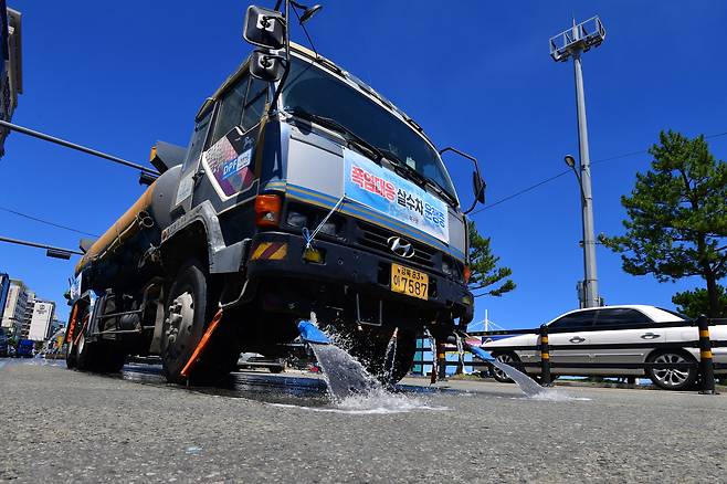27일 경북 포항시 전역에 폭염특보가 발령된 가운데 북구 영일대해수욕장에서 살수차가 달아오른 아스팔트에 물을 뿌리고 있다./뉴스1