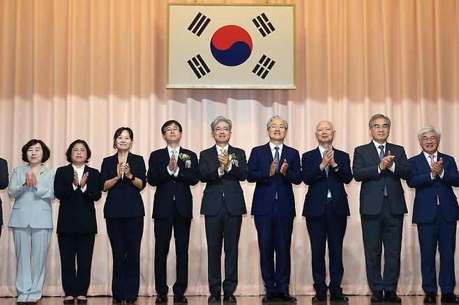 왼쪽부터 정계선, 김복형, 정정미, 오영준 헌법재판관, 김상환 헌법재판소장, 김형두, 정형식, 조한창, 마은혁 헌법재판관. / 뉴스1