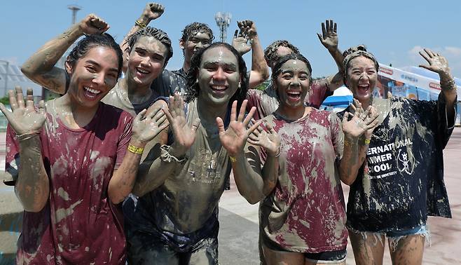 제28회 보령머드축제가 개막한 25일 충남 보령 대천해수욕장 머드엑스포광장을 찾은 관광객들이 축제를 즐기고 있다. /뉴스1