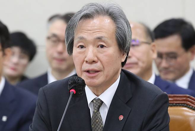 정기석 국민건강보험공단 이사장이 지난 2023년 10월 18일 오전 서울 여의도 국회에서 열린 보건복지위원회 국정감사에서 의원들 질의에 답하고 있다. /뉴스1